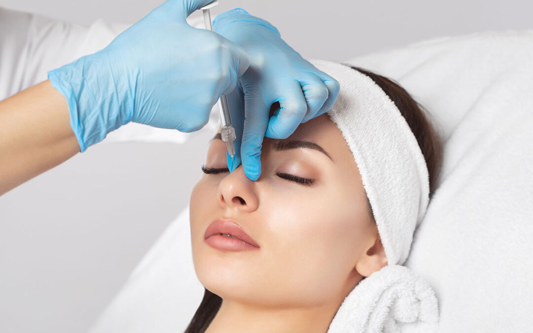 The surgeon makes prick in the nose to correct the hump of a beautiful woman